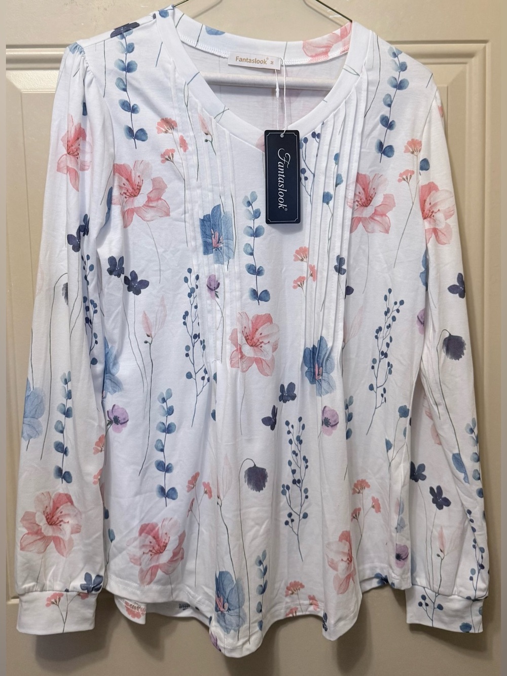 Fantaslook Pullover Blouse with V Neck Pintucks and Long Sleeves White Floral M